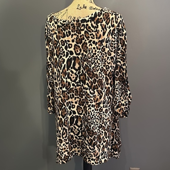 VIP Knit by Avenue leopard print top Pre owned - Picture 2 of 7